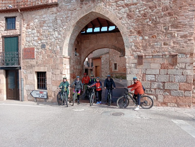 Grupo disfrutando de la experiencia artesanía y gastronomía a golpe de pedal