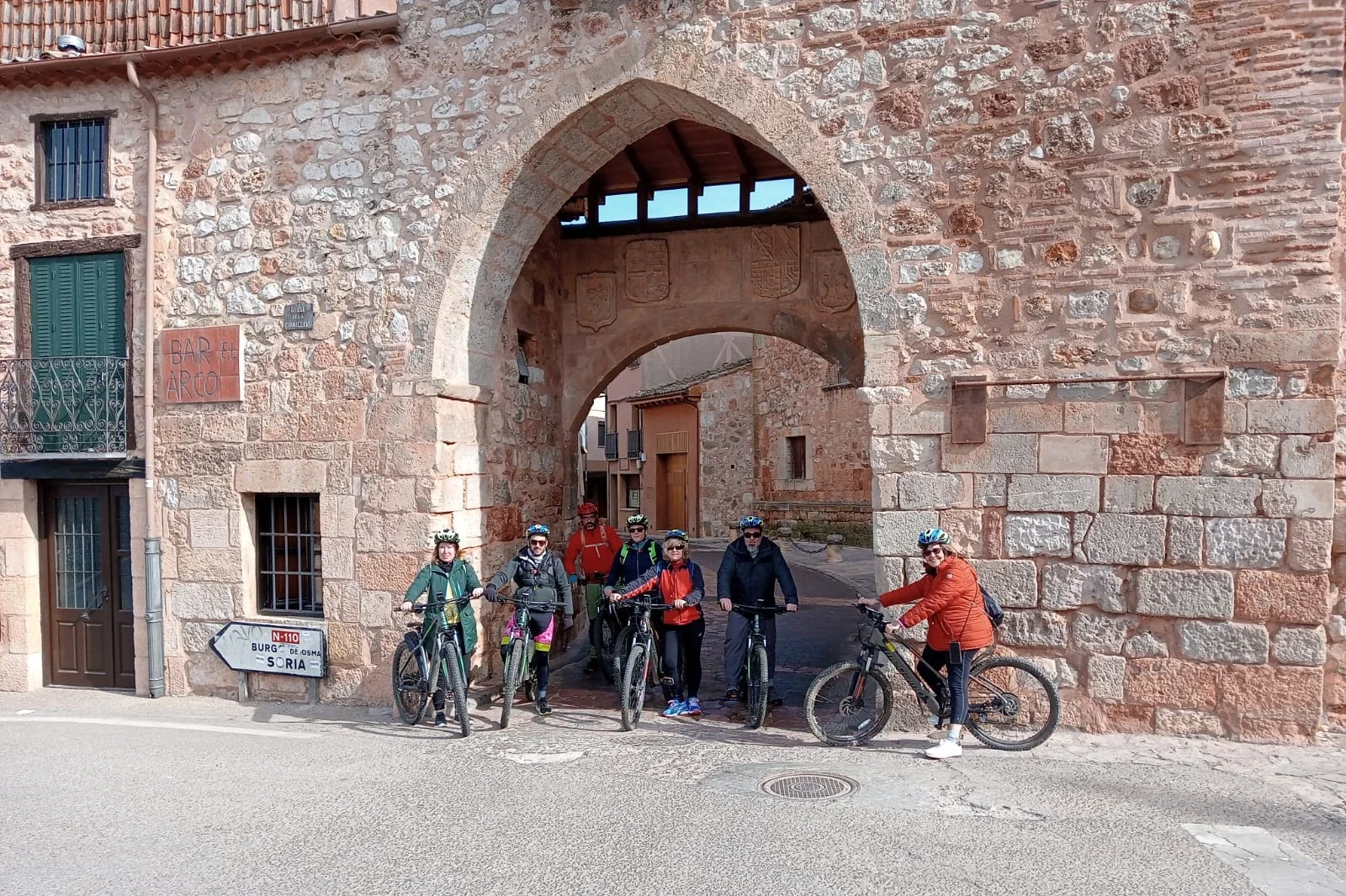 Grupo disfrutando de la experiencia artesanía y gastronomía a golpe de pedal