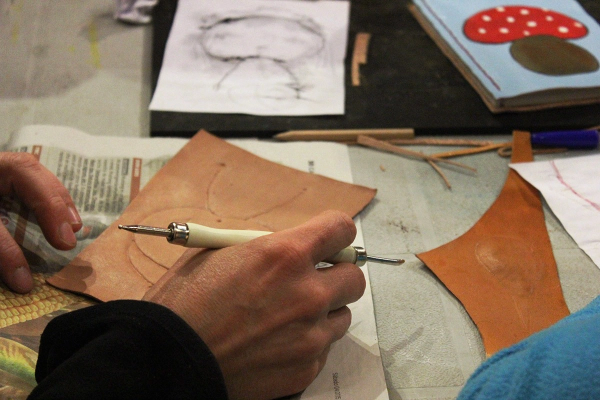 Taller manos al cuero, con Mar y Raúl de El Hada Leanan en Ayllón