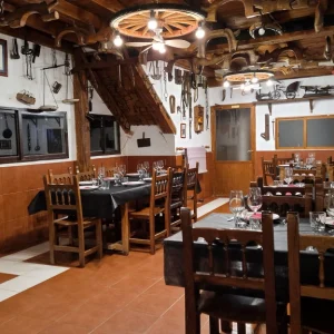 Interior del restaurante la Hípica en Grajera